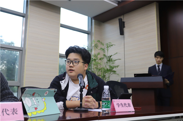 1604800895822409.jpg 图1 学生代表建言献策.jpg