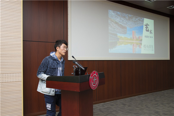 1607614876271858.jpg 图2:舒文进行答辩展示.jpg