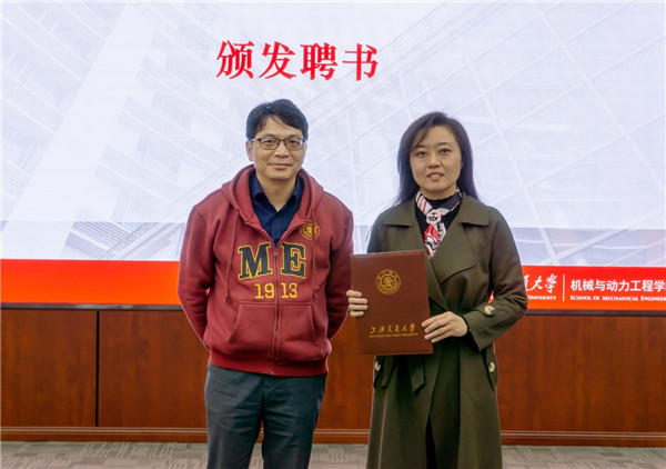 1617262429537498.jpg 图四 彭志科院长为合唱团艺术指导谭雅如颁发聘书.jpg