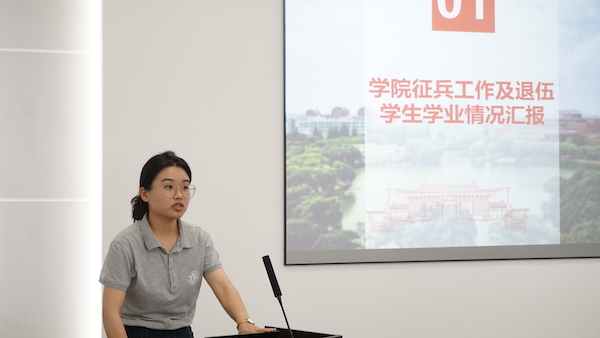 1632882486512916.jpg 图2 戴雨吟介绍退伍同学情况.JPG