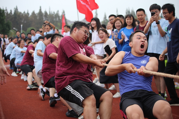 1633865397561314.jpg 图2 参赛选手们在拔河比赛中的英姿.JPG
