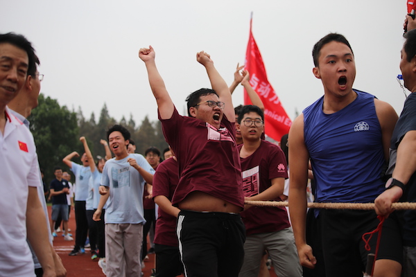 1633865418309539.jpg 图3 参赛选手们在拔河比赛胜利后欢呼.JPG