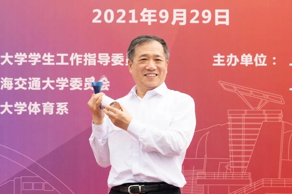 1633865464404661.jpg 图4 杨振斌书记为拔河项目冠亚军决赛鸣号.jpg