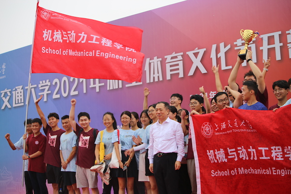 1633865476207738.jpg 图5 参赛选手们上台领奖.JPG