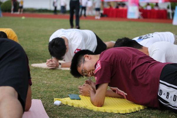 1633865522172085.jpg 图6 参赛选手们在平板支撑项目中的英姿.JPG