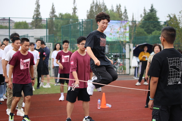 1633865612759860.jpg 图8 参赛选手们在跳长绳项目中的英姿.JPG