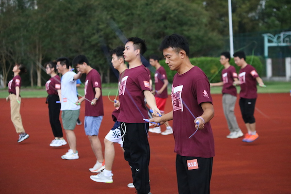 1633865621421384.jpg 图9 参赛选手们在单摇跳绳项目中的英姿.JPG