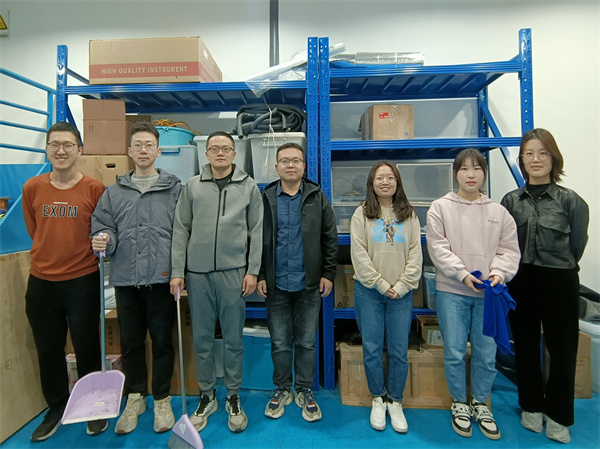 图3 工热所董威老师课题组学生党员清扫德赢vwin体育官网登录C楼152实验室合影.jpg