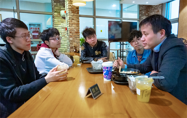 1680007991215238.jpg 饭后聊天.jpg