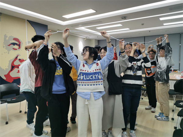 1681900836289038.jpg 穿越纸张.jpg