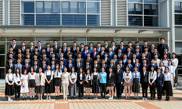 1684406768688413.jpg 图1 优秀毕业生合影.jpg