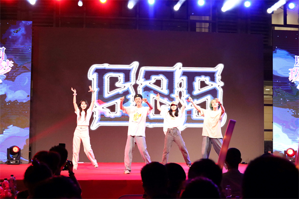 1688739570140357.jpg 图11-街舞-中景.jpg