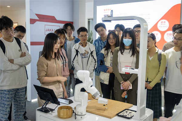 1698768148796775.jpg 图2-许惠向机器人所新生演示五子棋机器人.jpg