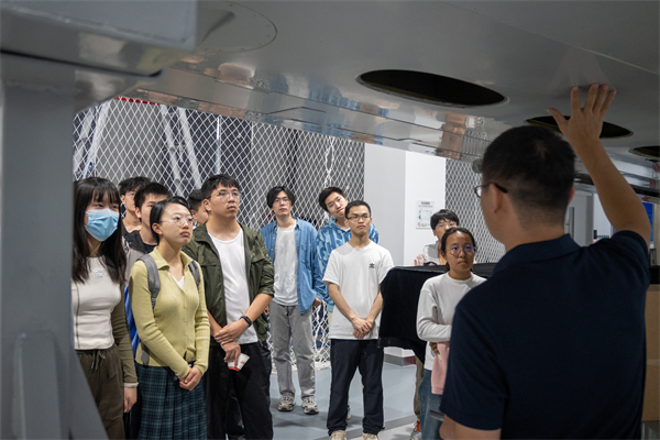 1698768179129618.jpg 图4-郭伟超向机器人所新生介绍元知机器人研究院研究成果.jpg