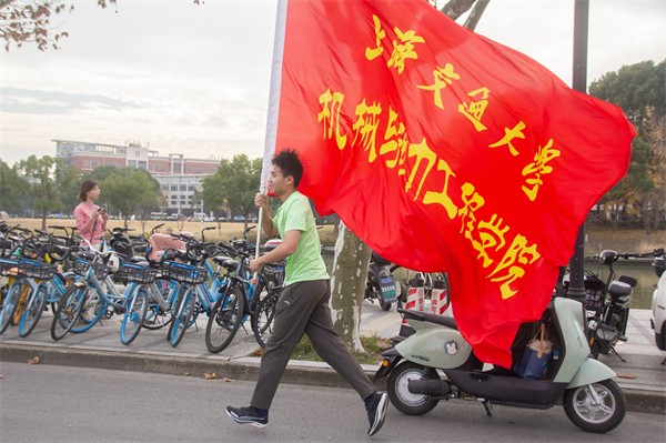 1702638593783178.jpg 图2:举院旗奔跑.jpg