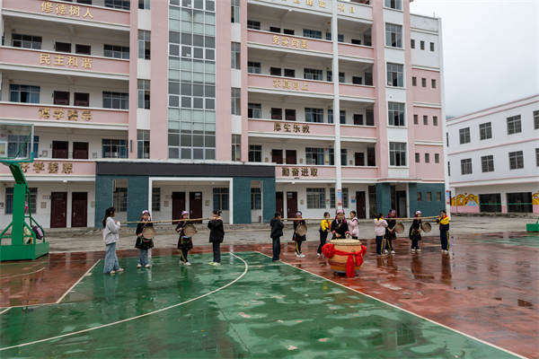 1708436732588470.jpg 图3-感受非物质文化遗产金锣舞.jpg