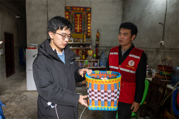 1708436741280485.jpg 图4-在陇那村入户调研(1).jpg