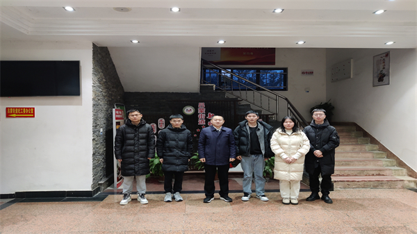 1708436962665378.jpg 图1-实践团与吴重敏师兄合影.jpg