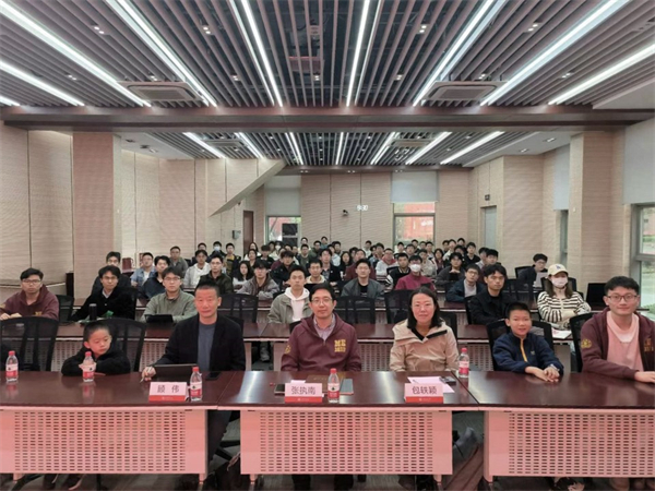 1713358240354003.jpg 图2 校友论坛合影.jpg