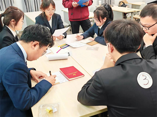 1713966232217370.jpg 图2 无领导小组讨论环节.jpg