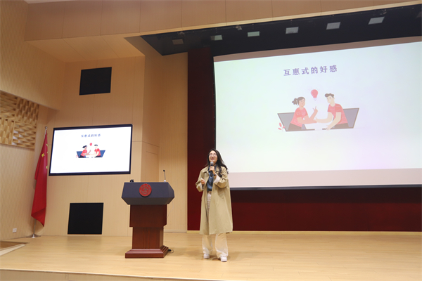 1714395726130367.jpg 图1 讲座开场.jpg