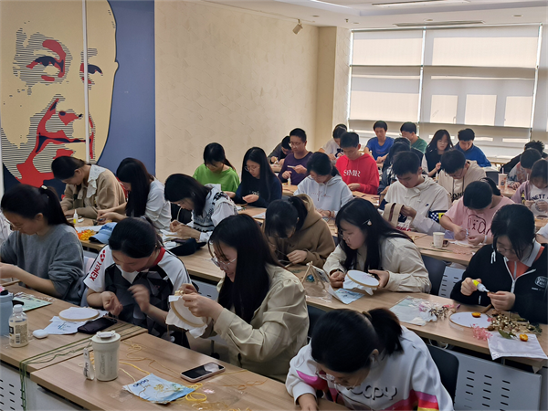 1714992258494421.png 图2 创意团扇.png