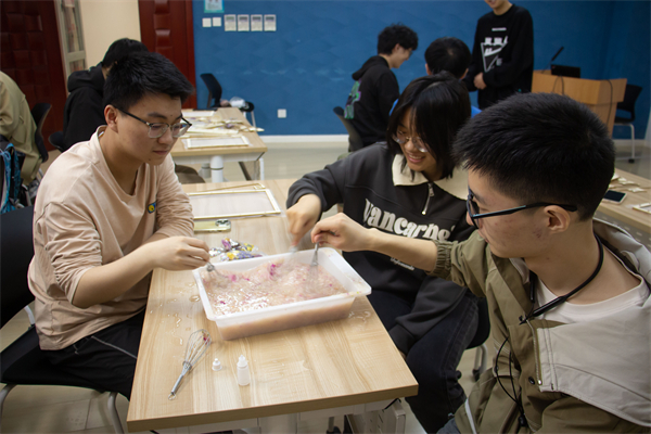 1714992295437370.jpg 图4 搅拌纸浆.jpg