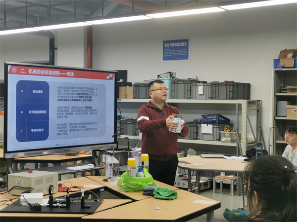 1714992862244690.jpg 图1 刘振峰讲解活动内容.jpg