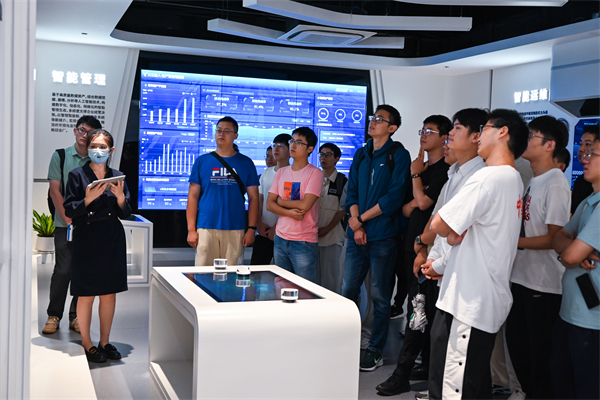 1722664802428725.jpg 图2-支部成员参观上海机轮厂企业文化中心.jpg