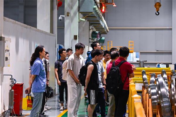 1722664812190579.jpg 图3-支部成员参观燃气轮机车间.jpg