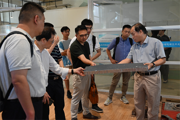 1723898813736700.jpg 图8-陈明展示制造所特种材料加工技术.jpg