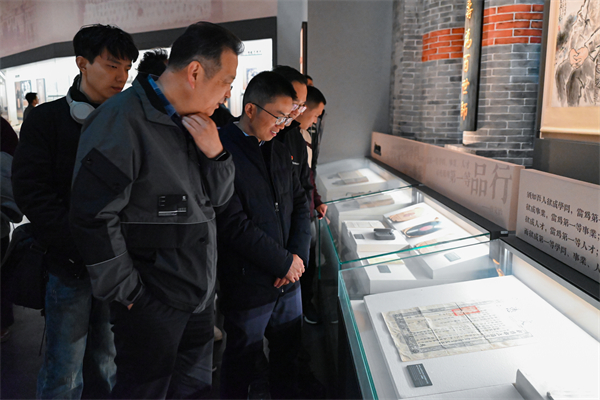 1733317928735317.jpg 图3-支部成员在参观展品.jpg