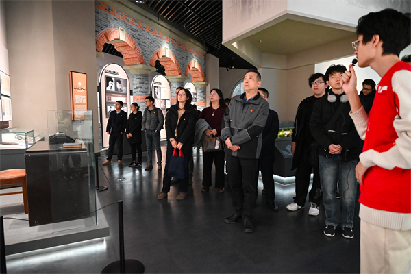 1733317947360900.jpg 图5-支部成员参观文博楼展厅-2.jpg