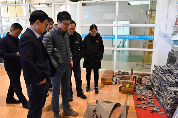 1733318353159577.jpg 图12-与会人员参观制造所技术成果展示中心.jpg