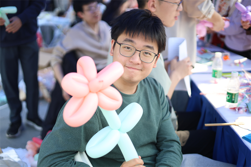 图二秘书处成员教小朋友制作气球小狗.jpg