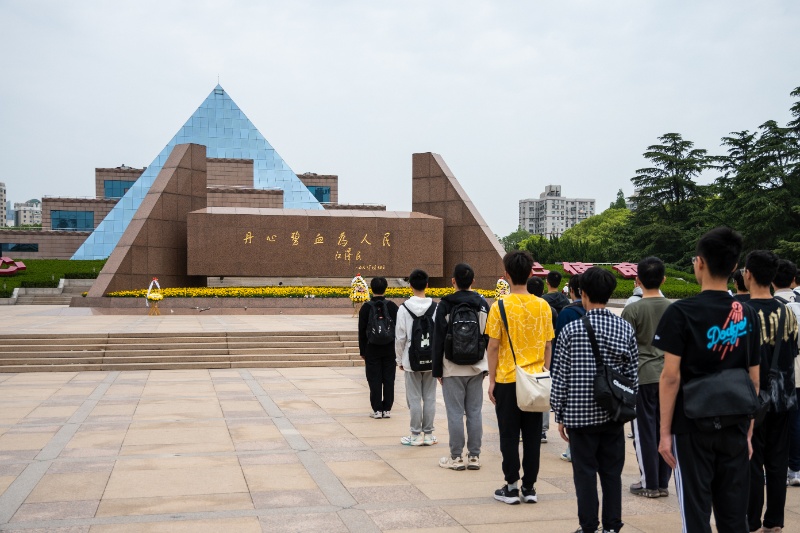 1748607127759193.jpg 图3 肃立献花 _resized.jpg