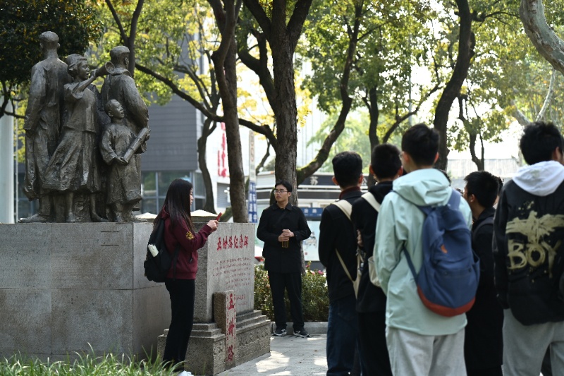 图2 邵锐敏同学介绍五卅运动_resized.jpg