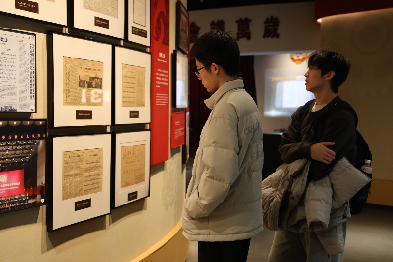 图3 党员们参观国歌纪念馆_resized.JPG